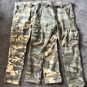 2 Wrangler camouflage cargo pants 30 x 30 measures 34 x 28, stretch
